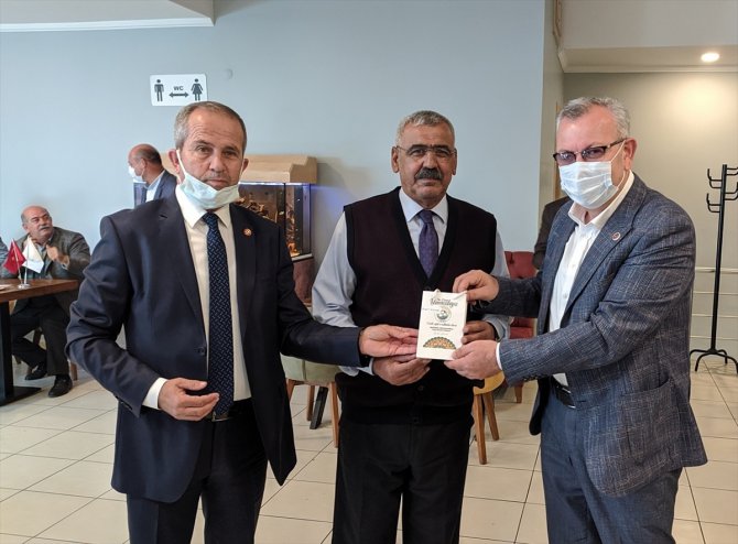 Keşan Belediye Başkanı Helvacıoğlu muhtarlara "muhtar çakmağı" hediye etti