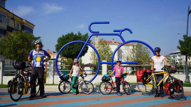 Kırklareli'den ülkeye giriş yapan İsviçreli turist aile bisikletle İstanbul'u gezecek