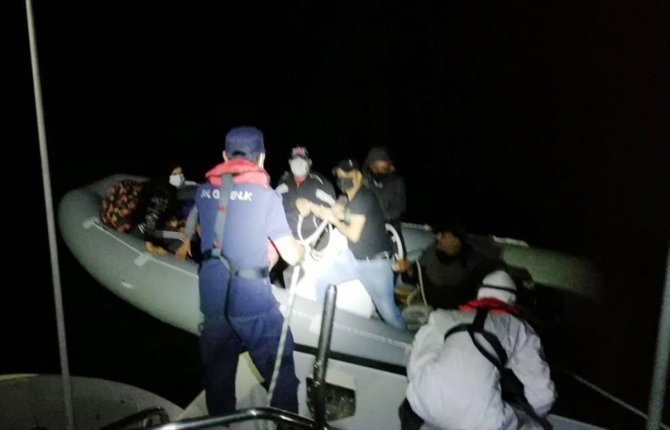 Marmaris'te Türk kara sularına itilen yabancı uyruklu 9 kişi kurtarıldı