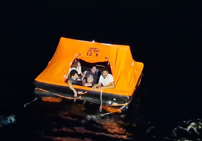 Muğla'da Türk kara sularına itilen 13 sığınmacı kurtarıldı