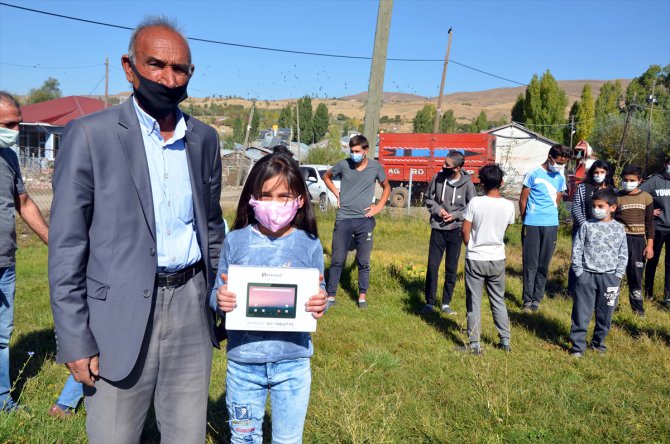 Muşlu hayırseverler göç ettikleri köylerindeki 21 öğrenciye tablet aldı