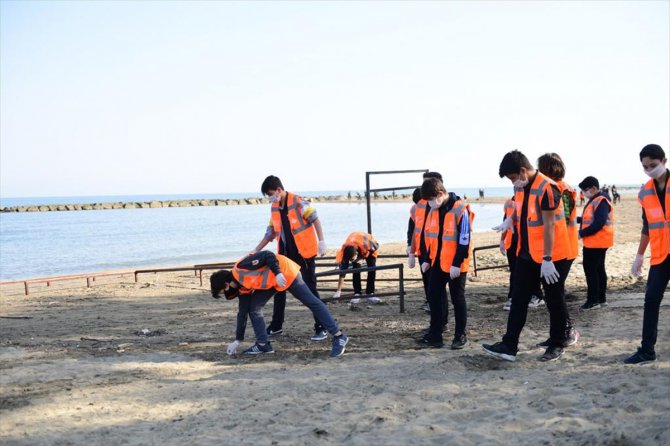 Ordu'da kumsalda ders gören öğrenciler teneffüste çöp topladı