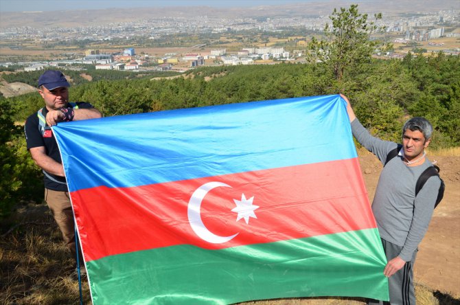Sivaslı doğaseverler Kardeşler Tepesi'nin zirvesinde Azerbaycan bayrağı açtı