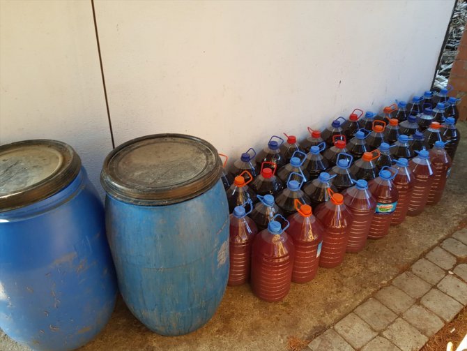 Tekirdağ'da bir bağ evinde 586 litre kaçak içki ele geçirildi