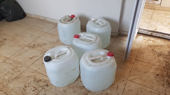 Adana'da imalathaneye dönüştürülen evde 1400 litre sahte içki ele geçirildi