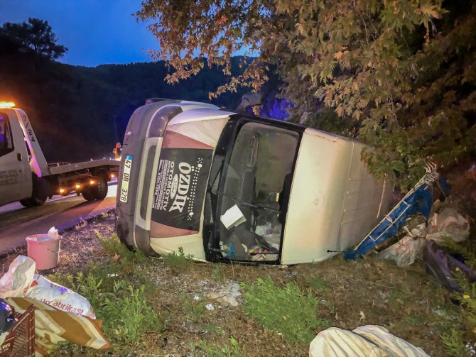 Antalya'da minibüs devrildi: 3 yaralı