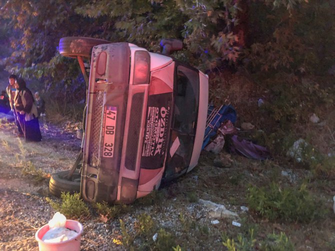 Antalya'da minibüs devrildi: 3 yaralı