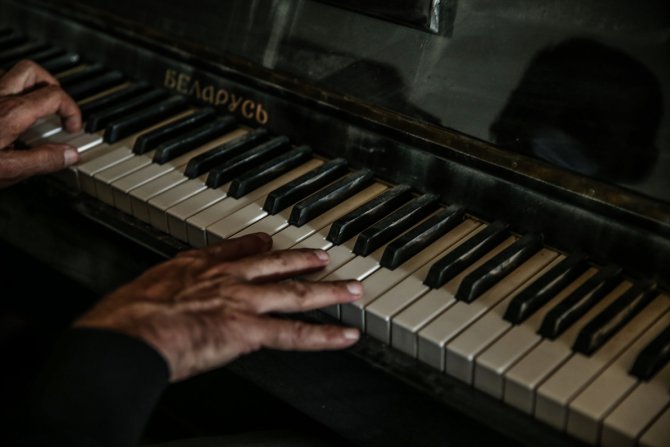 Azerbaycanlı Semedov, Gence'de yıkılan evinde piyanosunu çaldı