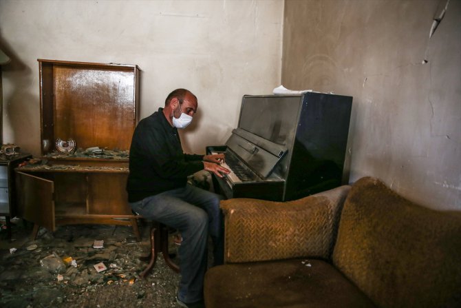 Azerbaycanlı Semedov, Gence'de yıkılan evinde piyanosunu çaldı