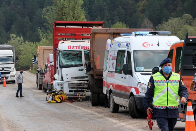 Bolu'da iki kamyon çarpıştı: 2 yaralı