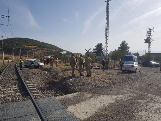Gaziantep'te lokomotif hafif ticari araca çarptı: 3 yaralı