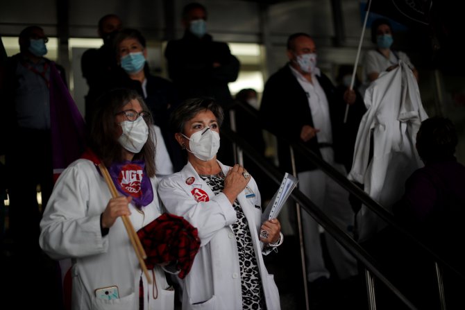İspanya'da sağlık çalışanları, Kovid-19'la artan sorunlara karşı eylem yaptı