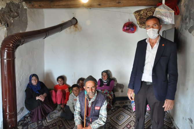 Kars'ta anne ve babanın engelli olduğu 5 kişilik aileye devlet ev yaptıracak
