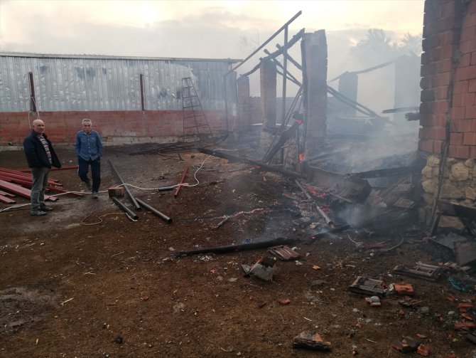Manisa'da çiftlikte çıkan yangın 3 saatte söndürüldü