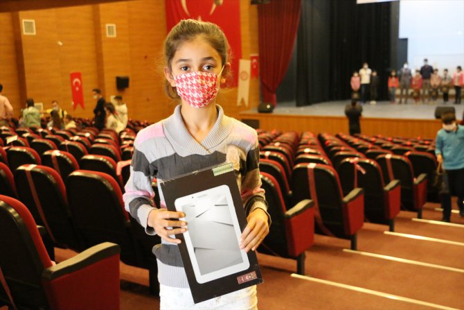Siirt Valiliğinden 100 öğrenciye tablet bilgisayar desteği