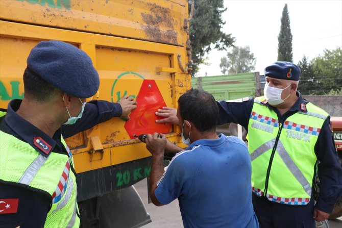 Adana'da trafik kazalarını azaltmak amacıyla traktör sürücülerine reflektör dağıtıldı