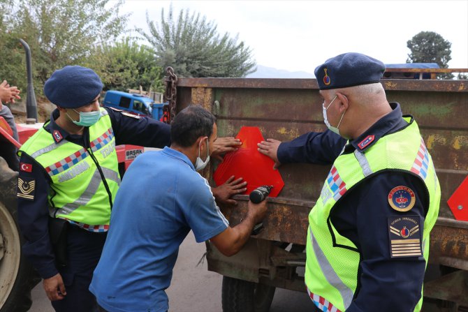 Adana'da trafik kazalarını azaltmak amacıyla traktör sürücülerine reflektör dağıtıldı