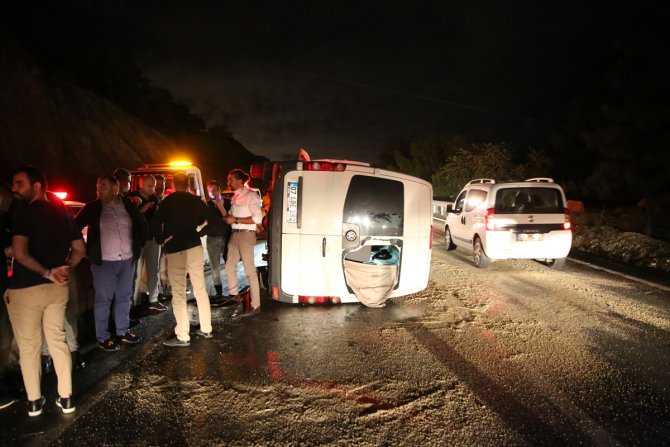 Antalya'da servis minibüsü devrildi: 8 yaralı