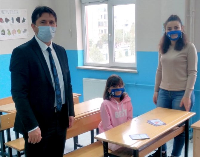 Çankırı Karatekin Üniversitesi'nde üretilen şeffaf maskeler işitme engellilere ulaştırılıyor
