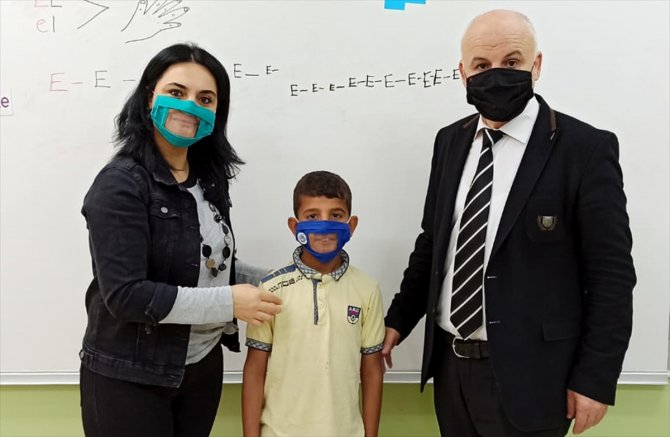 Çankırı Karatekin Üniversitesi'nde üretilen şeffaf maskeler işitme engellilere ulaştırılıyor