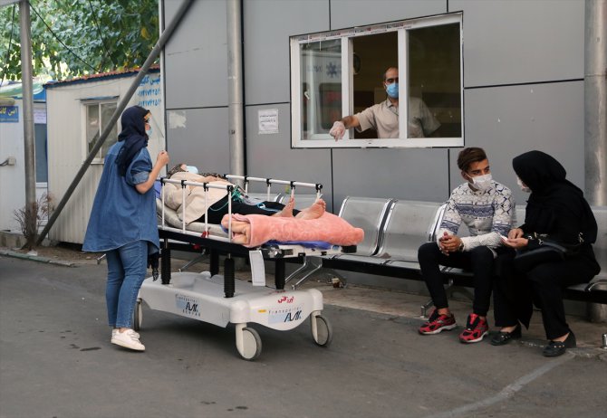 İran'da kapasitesi dolan Kovid-19 hastanelerindeki sağlık çalışanları salgına karşı zorlu mücadele veriyor