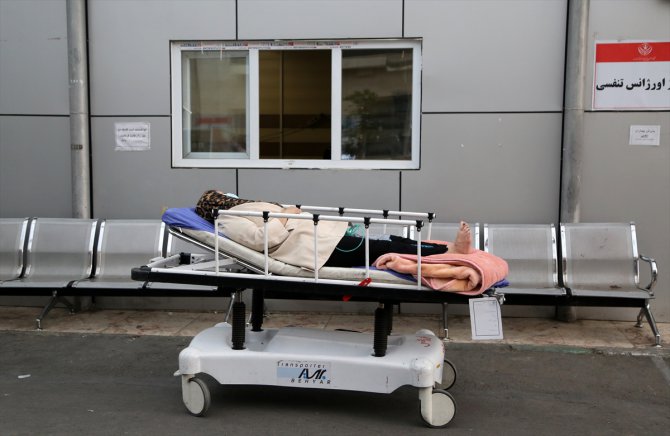 İran'da kapasitesi dolan Kovid-19 hastanelerindeki sağlık çalışanları salgına karşı zorlu mücadele veriyor