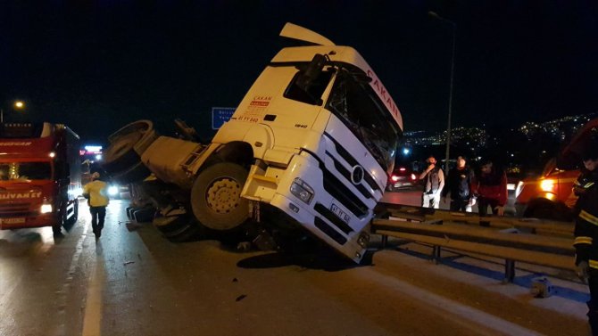Kocaeli'de devrilen tırın sürücüsü yaralandı