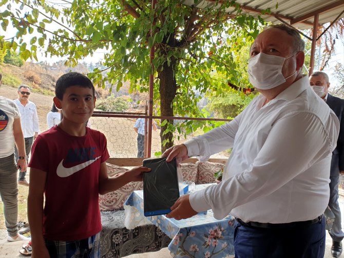 Osmaniye'deki orman yangınında evi zarar gören öğrenciye tablet hediye edildi