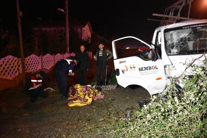 Samsun'da şarampole düşen kamyonetteki 2 kişi yaralandı