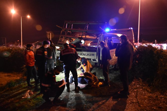 Samsun'da şarampole düşen kamyonetteki 2 kişi yaralandı