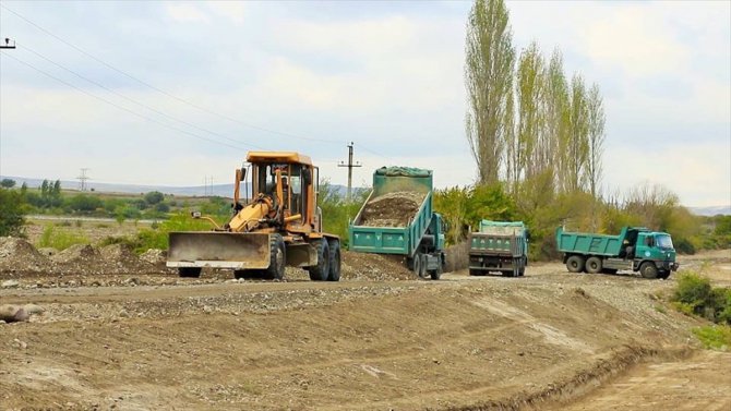 Azerbaycan'da, işgalden kurtarılan Sugovuşan ve Talış köylerine yeni yol yapılıyor