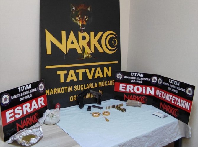 Bitlis'te arama yapılan otomobilde uyuşturucu, ruhsatsız tabancalar, altın ve para bulundu