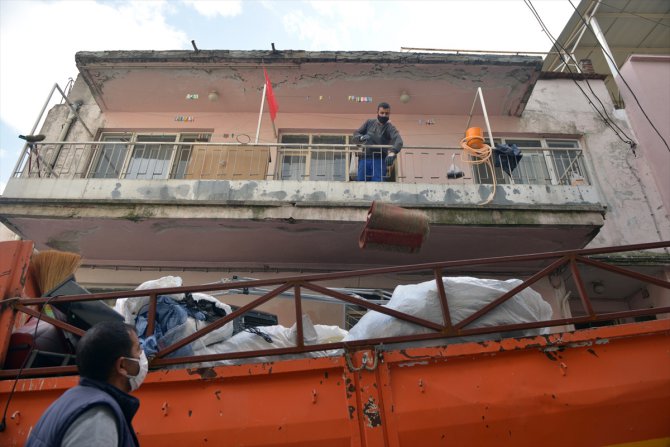 Bursa'da daha önce de temizlenen 3 katlı evden 3 kamyon çöp çıktı
