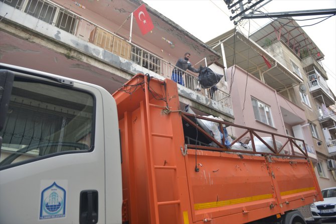 Bursa'da daha önce de temizlenen 3 katlı evden 3 kamyon çöp çıktı