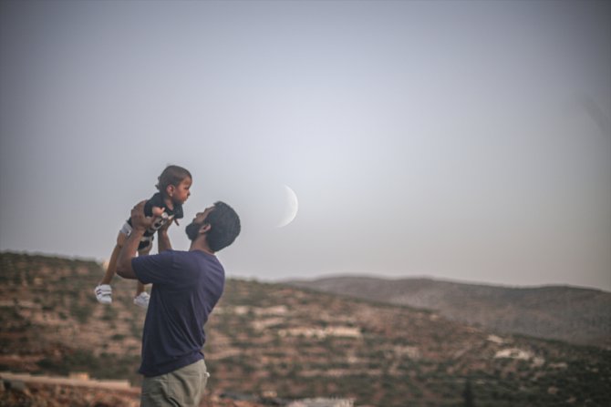 Muhammed bebek, Türkiye'de kavuştuğu protez bacaklarıyla İdlib'e döndü