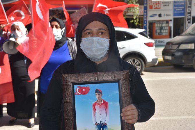 Şırnak'ta terör mağduru aileler HDP İl Başkanlığı binası önünde eylem yaptı