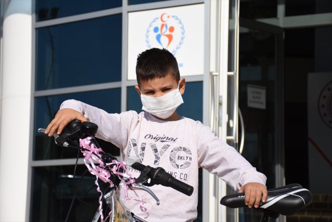 Bisikleti ezilen 6 yaşındaki Utku'ya Bakan Kasapoğlu'dan bisiklet hediyesi
