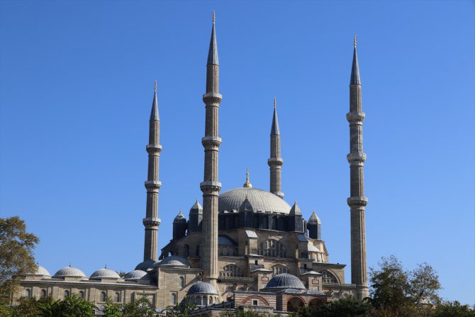 Edirne'de camiler salgına karşı "günde 5 vakit" temizleniyor