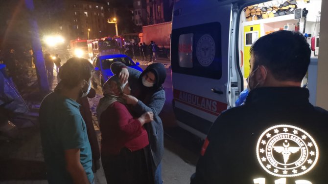 Kocaeli'de mobilya atölyesinde çıkan yangında mahsur kalan kadın kurtarıldı