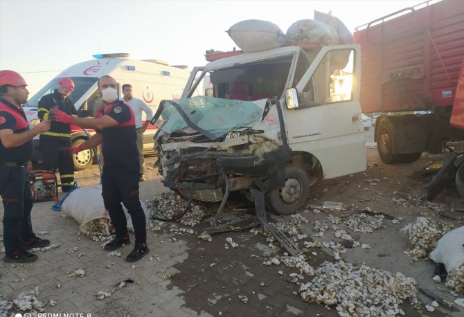 Şanlıurfa'da kamyonet ile tır çarpıştı: 2 yaralı
