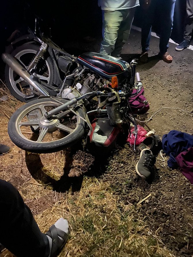 Şanlıurfa'da motosiklet park halindeki traktöre çarptı: 2 yaralı