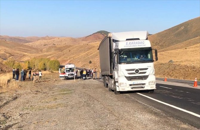 Sivas'ta yolcu otobüsü tırla çarpıştı: 6 yaralı