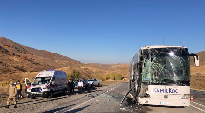 Sivas'ta yolcu otobüsü tırla çarpıştı: 6 yaralı