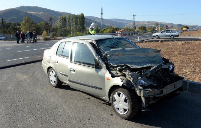 Tokat'ta otomobil ile kamyonet çarpıştı: 6 yaralı