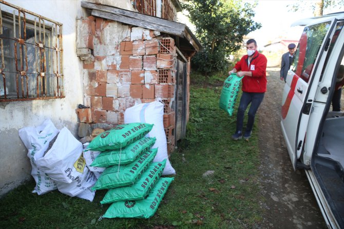 Türk Kızılaydan kışlık odunları çalınan Alişan dedeye yakacak yardımı