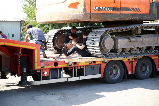 Adana'da iş makinesine gizlenmiş 51 kilo 366 gram eroin ele geçirildi