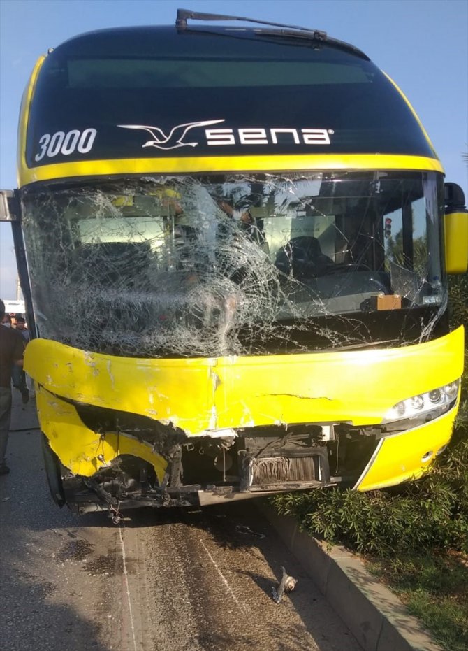 Antalya'da tur otobüsü ile traktör çarpıştı: 1 yaralı