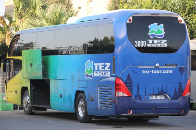 Antalya'da tur otobüsü ile traktör çarpıştı: 1 yaralı