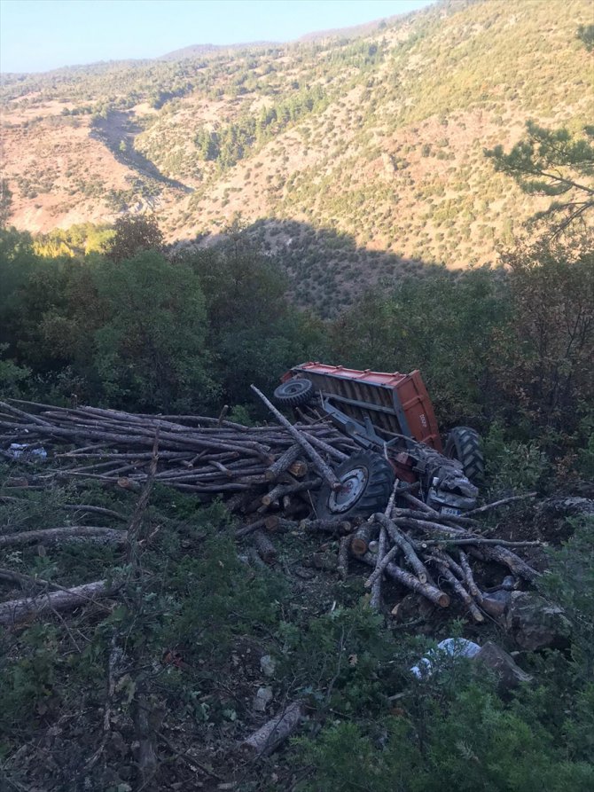 Balıkesir'de traktör şarampole devrildi: 1 ölü, 3 yaralı