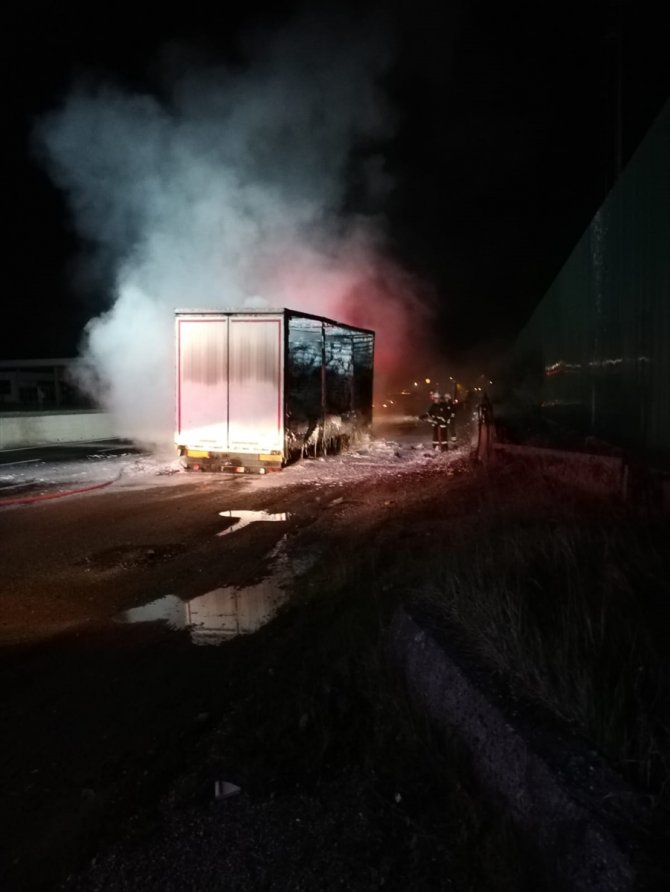 Bolu'da seyir halindeki kamyonun römorku yandı